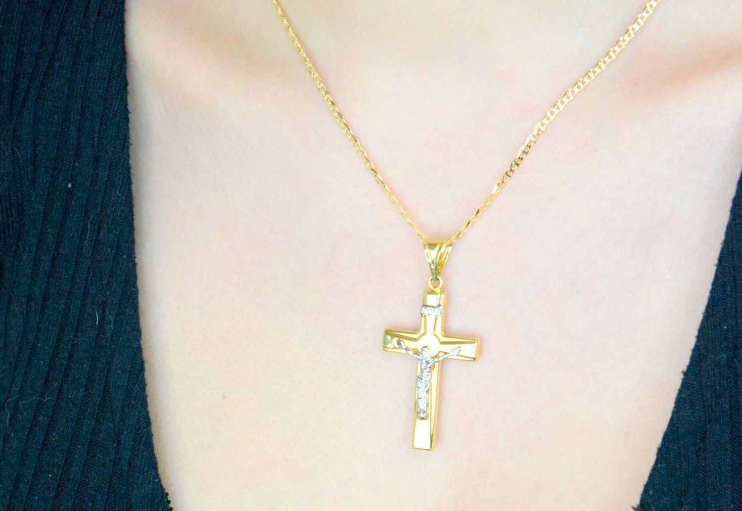 Duży krzyż zawieszka złota krzyżyk 585 z wizerunkiem Jezusa. Złoty krzyżyk 585. Złoty krzyżyk zawieszka do łańcuszka. Złota zawieszka krzyżyk. Złoty krzyżyk 585 z wizerunkiem. 1.jpg